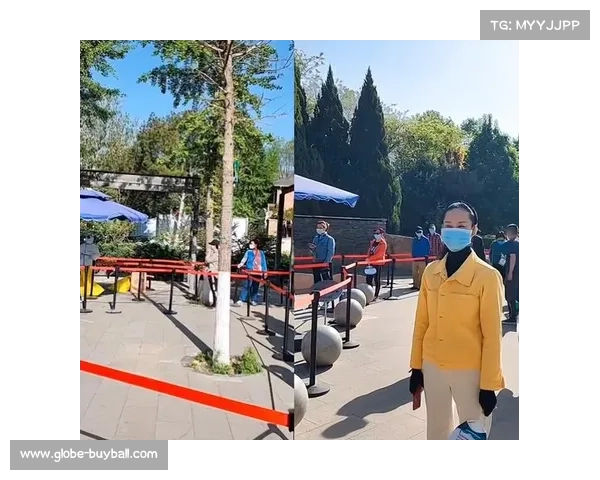 上海大师赛高温酷暑下观众席挥扇遮阳 后排撑伞前排顶烈日成独特风景